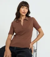 Polo de manga corta color marrón, con cuello abierto y tejido de suedine de algodón BCI.