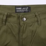 Bermuda de color verde oliva, corte ancho y largo, con tiro medio y cierre de botón y cremallera. Presenta bolsillos laterales y traseros con ribete.