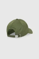 Gorra de nylon bordó con visera curva y logo bordado tono sobre tono en el frente.