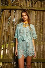 Falda corta con evasé de tela con textura y encaje en 100% algodón, teñida a mano, con cierre en el costado.