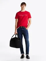 Remera roja de algodón con cuello redondo y logo bordado en el pecho.