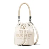 Bolso tipo saco (bucket bag) de cuero texturizado color blanco roto, con el logotipo de la marca repujado en el frente. Posee un asa superior de cuerda trenzada y cierre de cordón ajustable. Incluye una correa larga ajustable para llevar al hombro o cruzado.