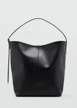 Bolso tipo shopper de cuero vacuno, color negro, con diseño minimalista, costura central vertical y asa de hombro ajustable con hebilla metálica.