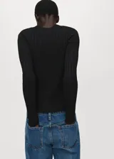 Cardigan negro de tejido de punto en canalé, con cuello en V, manga larga y cierre frontal con botones.