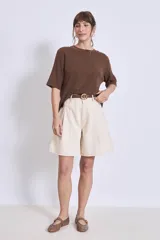 Remera marrón de manga corta y cuello redondo.