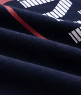 Remera polo de hombre azul marino con detalles en blanco, mangas cortas y corte boxy. Presenta estampas deportivas frontales con las leyendas "Radar" y "Anthem", además de recortes laterales en contraste y cuello con botones.
