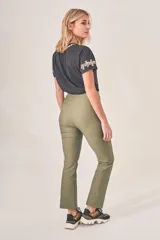 Pantalon de corte recto y tiro alto en color verde oliva, confeccionado en tela de gabardina con acabado liso.
