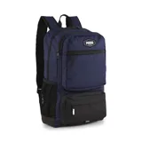 Mochila Puma Deck Backpack II, color azul marino con detalles en negro. Cuenta con compartimento principal con cierre, bolsillo frontal con cierre, dos bolsillos laterales de malla y logo de Puma estampado en el frente.
