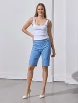 Bermuda color beige de gabardina elastizada, marca Zac & Rachel. Pretina ancha elastizada.