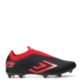 Championes de fútbol Umbro modelo Victory HG, de diseño sin cordones con empeine elástico rojo y cuerpo negro con detalles geométricos en rojo. Suela con tapones para superficies firmes.