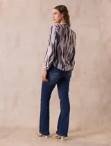 Blusa estampada de gasa marca Sioni, con escote en V, pliegue delantero, manga larga con puño y botón.