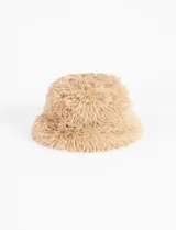 Gorro tipo bucket color beige, de textura suave y aspecto peludo.