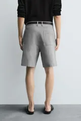 Bermuda de corte regular fit, confeccionada en una mezcla de algodón y lino. Presenta bolsillos laterales, bolsillos traseros de plastrón y cierre frontal con cremallera y botón.