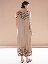 Vestido largo sin mangas color beige con estampado animal print.