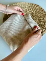 Pack de dos poleras de cuello alto confeccionadas en tejido de punto acanalado. El set incluye una unidad en color negro y otra en color beige, ambas con diseño ajustado al cuerpo y manga larga.