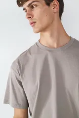 Camiseta color gris topo, estilo boxy, de manga corta y cuello redondo.