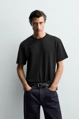 Camiseta de corte regular confeccionada en algodón de peso medio, con cuello redondo y manga corta.
