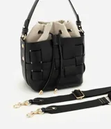 Cartera bucket Satinato de color negro, confeccionada en PU con diseño trenzado y costuras a la vista en color blanco. Cuenta con un compartimento interno de tejido color beige con cierre de cordón ajustable, asa corta superior y una correa larga ancha desmontable de color negro. Los herrajes son de metal dorado.
