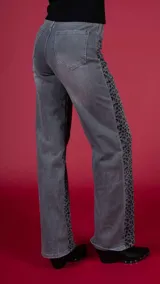 Pantalón de jean celeste con estampado animal print en negro.