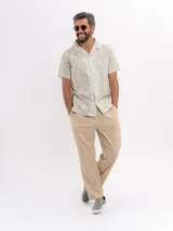 Pantalón estilo pijamero color beige, de corte recto y holgado, con cintura elástica.