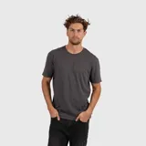 Remera de algodón orgánico en color gris oscuro, con cuello redondo y mangas cortas, de corte clásico y ajuste cómodo.