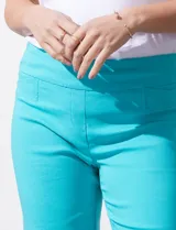 Pantalón capri de gabardina elastizada color beige, marca Zac & Reachel. Pretina ancha elastizada. Delantera y trasera con bolsillos simulados.