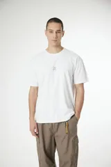 Remera de algodón color blanco, de corte holgado y manga corta, con pequeño logo bordado en el centro del pecho.