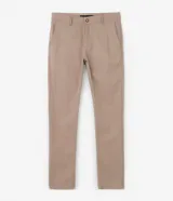 Pantalón slim de sarga color gris, con cintura con trabillas, cierre de botón y cremallera, y bolsillos laterales y traseros.