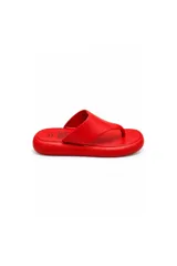 Sandalias de dedo color tostado, con plataforma baja y diseño de tira ancha.