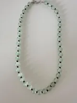 Collar de cuentas esféricas de color verde agua intercaladas con pequeñas cuentas oscuras.