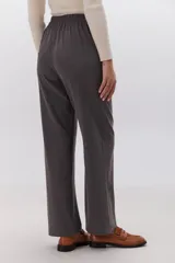 Pantalón gris oscuro de corte recto, con cintura elastizada, cierre de cremallera y botón.