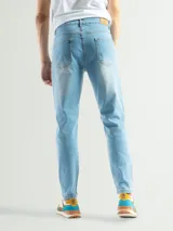 Jean celeste de corte slim fit, con bolsillos delanteros y traseros.