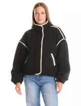 Campera negra de símil corderito, marca Elan. Tiene cuello alto, cierre frontal con solapa y botones, bolsillos inclinados en la parte delantera y ruedo y puños elastizados. Forro interno a tono.