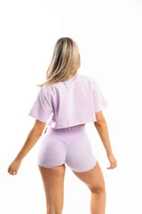 Remera corta color lila, de corte holgado y mangas cortas.