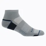 Pack de tres pares de medias cortas de corte deportivo, con diseño técnico que incluye zonas de refuerzo y ajuste elástico. Presentan combinaciones de colores gris, menta y detalles en rosa y azul.