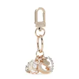 Llavero Guess de aleación dorada con múltiples dijes colgantes, incluyendo una flor esmaltada en blanco con perla central, la letra G revestida de cristales y un corazón metálico con grabado de la marca.
