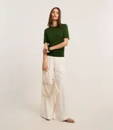 Blusa básica de punto color naranja, con cuello redondo y mangas cortas con barra contrastante.