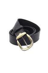 Cinto de cuero liso color negro con hebilla metálica dorada.