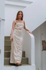 Vestido largo de tirantes con estampado geométrico en tonos azules y blancos.