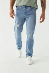 Pantalón de jean azul oscuro con roturas en las rodillas, corte recto y logo bordado en el bolsillo trasero.