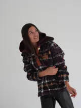 Buzo canguro oversize con capucha y cuello alto, confeccionado con paños de lana estampados.