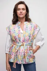 Chaleco con estampado floral multicolor, cuello mao, sin mangas y lazo de ajuste en la cintura.
