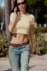 Camiseta corta de color amarillo pastel, con cuello redondo y mangas cortas de ajuste slim.