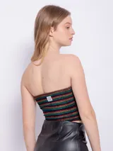 Top strapless de tela brillante a rayas azules y verdes.