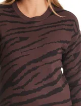 Buzo de tejido de punto con estampado animal print, cuello redondo y manga larga.