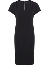 Vestido negro de corte ajustado, con largo a la rodilla, mangas cortas y cuello redondo. Presenta un cierre de cremallera en la parte posterior y recortes en los hombros.