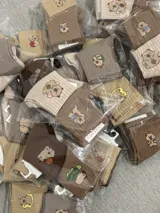 Pack de tres pares de medias de caña media con diseños de capibaras.