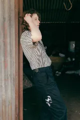 Pantalón de trabajo negro de gabardina con tiro medio, cintura ajustable, cinta utilitaria trasera, bolsillo para metro bordado y cinta reflectiva en los bajos.