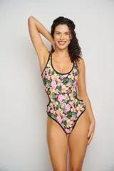 Malla entera de lycra estampada con motivos florales en tonos celeste, amarillo y rosa, con breteles finos negros y espalda cavada.