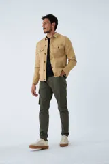 Campera de jean para hombre, de corte regular, con cierre frontal de botones, bolsillos con solapa en el pecho y mangas largas.